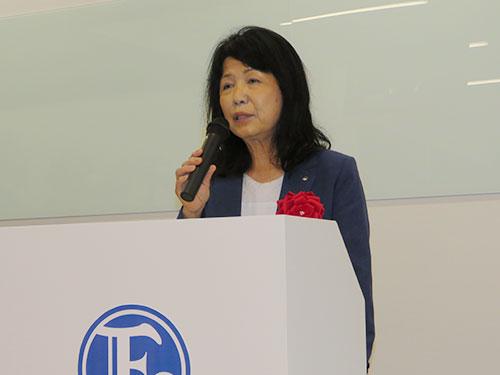 あいさつする大城八重子専務